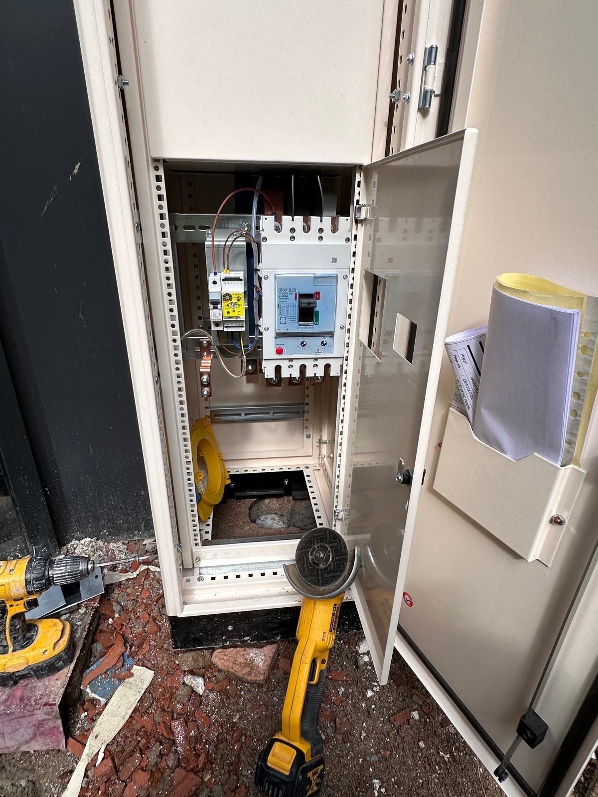 Rezidans ana elektrik panosunda şalter ve bağlantı düzeni