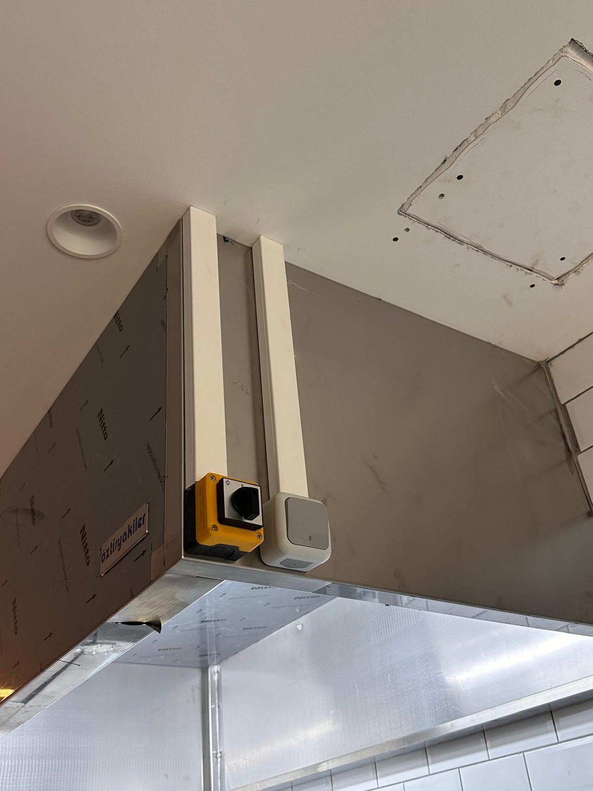 Mutfak ekipmanı yanında korumalı elektrik kumanda ve anahtar noktası