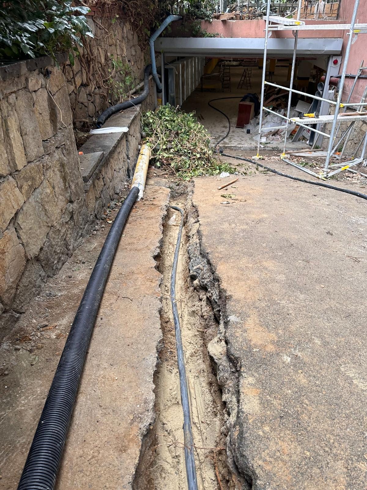 Rezidans dış alanında kanal içine yerleştirilen yer altı elektrik hattı